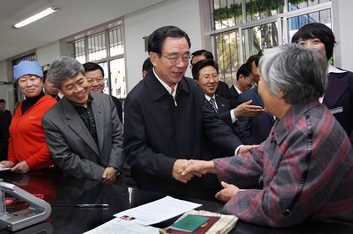 這是10月11日,賀國強(qiáng)來到銀川市中山南街市民服務(wù)中心,與前來辦事的群眾親切交談。新華社記者 劉衛(wèi)兵 攝