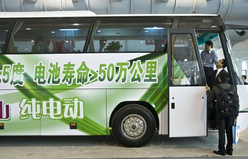 10月12日,參觀者在展會上了解純電動大客車。新華社發(fā)(趙冰 攝)