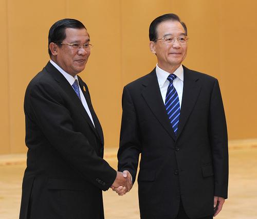 溫家寶會(huì)見(jiàn)柬埔寨首相洪森 10月20日,中國(guó)國(guó)務(wù)院總理溫家寶在南寧會(huì)見(jiàn)前來(lái)出席第八屆中國(guó)-東盟博覽會(huì)、第八屆中國(guó)-東盟商務(wù)與投資峰會(huì)的柬埔寨首相洪森。 新華社記者馬占成攝