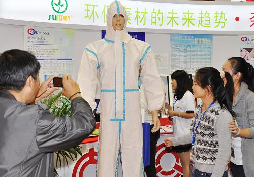 10月20日,在蘇州電子信息博覽會(huì)上,參觀者在觀看用環(huán)保材料生產(chǎn)的新產(chǎn)品。 當(dāng)日,為期4天的2011年蘇州電子信息博覽會(huì)在蘇州開幕。本屆博覽會(huì)設(shè)有1300個(gè)展位,約350家企業(yè)參展。博覽會(huì)采用“光電平板顯示展”、“物聯(lián)網(wǎng)應(yīng)用及信息服務(wù)展”、“綠凈電子制造展”和“數(shù)字生活展”四大核心專業(yè)展會(huì)聯(lián)展的新模式,呈現(xiàn)當(dāng)前電子產(chǎn)業(yè)內(nèi)熱門領(lǐng)域的新技術(shù)、新產(chǎn)品。 新華社發(fā)(朱桂根 攝)