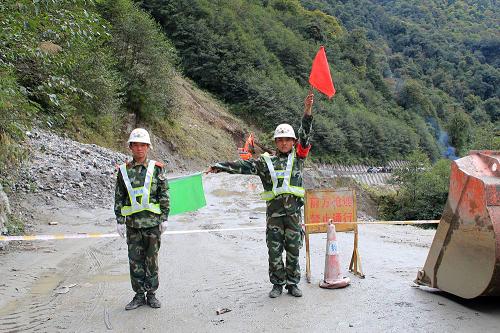 10月22日,武警交通四支隊在搶通區(qū)域?qū)嵤┙煌ü苤疲_保被困司乘人員安全。 受持續(xù)強降雨影響,川藏公路西藏波密縣境內(nèi)“102”路段10月22日發(fā)生大面積山體塌方,川藏公路交通中斷。目前,塌方路段有百余臺車輛和400余人受阻,但無人員傷亡。目前,支隊官兵一邊利用機械開路、人工跟進的辦法積極搶通,一邊做好被困人員的解釋安撫工作,并把處于災(zāi)害易發(fā)地段的被困人員轉(zhuǎn)移到安全地帶。 新華社發(fā)(汪巍攝)