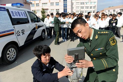 “流動警務(wù)室”服務(wù)城鄉(xiāng)流動群體 10月24日,劉萌警官(前右)在調(diào)試圖像采集設(shè)備,準(zhǔn)備現(xiàn)場為青島啟龍制衣廠職工辦理暫住證。 2010年以來,青島市城陽公安邊防大隊(duì)結(jié)合轄區(qū)城鄉(xiāng)結(jié)合部流動人員密集的特點(diǎn),廣泛開展警務(wù)進(jìn)社區(qū)、進(jìn)學(xué)校、進(jìn)廠企、進(jìn)鄉(xiāng)村,通過便捷的“流動警務(wù)室”平臺,上門為群眾辦理暫住證、宣講法規(guī)、提供法律咨詢和援助等,切實(shí)加強(qiáng)城鄉(xiāng)流動群體的治安管控和服務(wù)。 新華社記者李紫恒攝