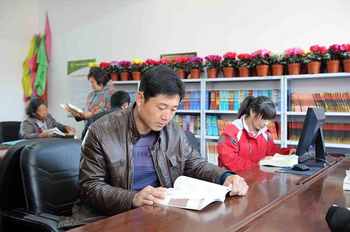 10月25日,衛(wèi)星村村民在農(nóng)家書屋閱讀。 當(dāng)日,中共哈爾濱市南崗區(qū)委向該區(qū)王崗鎮(zhèn)衛(wèi)星村農(nóng)家書屋捐贈(zèng)農(nóng)業(yè)技術(shù)、人文社科、現(xiàn)代文學(xué)及法律等十余類500余冊(cè)圖書,供當(dāng)?shù)剞r(nóng)民閱讀。近年來(lái),哈爾濱市委、市政府高度重視文化建設(shè),采取積極有效措施,加強(qiáng)文化基礎(chǔ)設(shè)施建設(shè)。目前,哈爾濱市已建成農(nóng)家書屋1662個(gè),農(nóng)村文化站187個(gè),深受廣大農(nóng)民群眾歡迎。 新華社記者 王松 攝