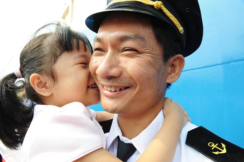 10月25日,“海洋六號(hào)”科考船的水手長(zhǎng)梁廣海見(jiàn)到了離別四個(gè)月的女兒。 當(dāng)日,國(guó)土資源部廣州海洋地質(zhì)調(diào)查局下屬的“海洋六號(hào)”科學(xué)考察船順利完成中國(guó)大洋第23次科考任務(wù),凱旋歸來(lái)。68名中國(guó)科學(xué)家歷時(shí)120天、航行1.8萬(wàn)余海里完成了我國(guó)載人潛水器“蛟龍?zhí)?#8221;5000米級(jí)海上試驗(yàn)警戒與保障、深潛試驗(yàn)區(qū)海底地形地貌勘探測(cè)量和多金屬結(jié)核區(qū)域的生物調(diào)查與地質(zhì)取樣等任務(wù),也標(biāo)志著我國(guó)大洋科考技術(shù)已進(jìn)入世界先進(jìn)行列。 新華社記者 周文杰 攝