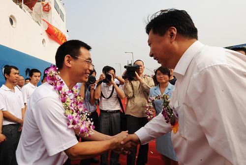 10月25日,“海洋六號(hào)”科考船的首席科學(xué)家何高文(左)接受領(lǐng)導(dǎo)鮮花。 當(dāng)日,國(guó)土資源部廣州海洋地質(zhì)調(diào)查局下屬的“海洋六號(hào)”科學(xué)考察船順利完成中國(guó)大洋第23次科考任務(wù),凱旋歸來(lái)。68名中國(guó)科學(xué)家歷時(shí)120天、航行1.8萬(wàn)余海里完成了我國(guó)載人潛水器“蛟龍?zhí)?#8221;5000米級(jí)海上試驗(yàn)警戒與保障、深潛試驗(yàn)區(qū)海底地形地貌勘探測(cè)量和多金屬結(jié)核區(qū)域的生物調(diào)查與地質(zhì)取樣等任務(wù),也標(biāo)志著我國(guó)大洋科考技術(shù)已進(jìn)入世界先進(jìn)行列。 新華社記者 周文杰 攝