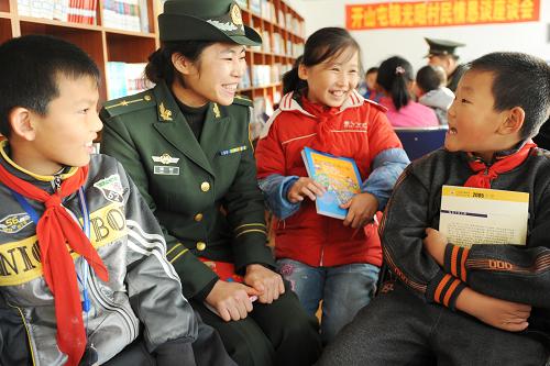 警務(wù)圖書室:留守兒童的“夢(mèng)工場(chǎng)” 10月26日,吉林省公安邊防總隊(duì)延邊州支隊(duì)開山屯邊防派出所民警譚論和孩子們一起閱讀課外讀物。 吉林省公安邊防總隊(duì)依托轄區(qū)警務(wù)圖書室成立“留守兒童之家”,開辟“夢(mèng)想課堂”,派出429名民警村官擔(dān)任孩子們的“課外老師”和“代理家長(zhǎng)”,對(duì)留守兒童進(jìn)行校外教育和輔導(dǎo),打造孩子們成長(zhǎng)的文化樂園。 新華社發(fā)(管清江攝)