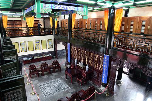 這是10月26日拍攝的復(fù)建的文宗閣內(nèi)景。 當(dāng)日,江蘇鎮(zhèn)江復(fù)建的清代七大皇家藏書樓之一的文宗閣正式對外開放。文宗閣建于清乾隆44年,毀于咸豐3年,存世僅74年,以存放《四庫全書》聞名于世。此次復(fù)建的文宗閣位于金山公園內(nèi),仿照寧波天一閣風(fēng)格設(shè)計,采用傳統(tǒng)磚木結(jié)構(gòu),占地面積934平方米,建筑面積1286平方米,收藏《四庫全書》等珍貴古籍影印本。 新華社發(fā)(季翔 攝)