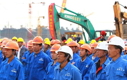 10月27日,參與上海市保障性住房閔行浦江基地建設(shè)的工人們?cè)陂_工儀式上。 當(dāng)日,上海市保障性住房閔行浦江基地和徐匯龍南佳苑公共租賃住房項(xiàng)目同時(shí)開工。最近6天內(nèi),上海開工的保障房項(xiàng)目已達(dá)到7個(gè),今后幾天內(nèi),上海還將有青浦區(qū)新城一站基地、徐涇北基地、嘉定區(qū)城北基地等多個(gè)保障房基地陸續(xù)破土動(dòng)工。根據(jù)計(jì)劃,今年上海將開工建設(shè)、籌措與完成各類保障房26.6萬套,包括新開工經(jīng)濟(jì)適用房500萬平方米、動(dòng)遷安置房800萬平方米,建設(shè)和籌措公共租賃房200萬平方米,此外還包括廉租房和棚戶區(qū)改造住房。 新華社記者 裴鑫 攝