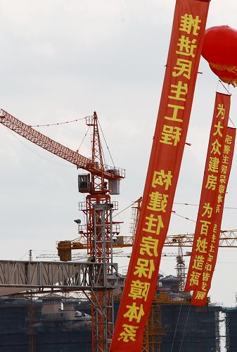 這是已開工建設(shè)的上海市保障性住房閔行浦江基地(10月27日攝)。 當(dāng)日,上海市保障性住房閔行浦江基地和徐匯龍南佳苑公共租賃住房項(xiàng)目同時(shí)開工。最近6天內(nèi),上海開工的保障房項(xiàng)目已達(dá)到7個(gè),今后幾天內(nèi),上海還將有青浦區(qū)新城一站基地、徐涇北基地、嘉定區(qū)城北基地等多個(gè)保障房基地陸續(xù)破土動(dòng)工。根據(jù)計(jì)劃,今年上海將開工建設(shè)、籌措與完成各類保障房26.6萬套,包括新開工經(jīng)濟(jì)適用房500萬平方米、動(dòng)遷安置房800萬平方米,建設(shè)和籌措公共租賃房200萬平方米,此外還包括廉租房和棚戶區(qū)改造住房。 新華社記者 裴鑫 攝