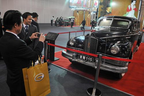 10月28日,觀眾在2011中國(guó)(澳門)國(guó)際汽車博覽會(huì)上參觀吉斯115汽車。 當(dāng)日,為期3天的2011中國(guó)(澳門)國(guó)際汽車博覽會(huì)在澳門威尼斯人度假村酒店揭幕。本次車展展出面積達(dá)5.1萬(wàn)平方米,共有來(lái)自10個(gè)國(guó)家和地區(qū)的360多家廠商參展,展出數(shù)百部國(guó)內(nèi)外車輛。 新華社記者張金加攝