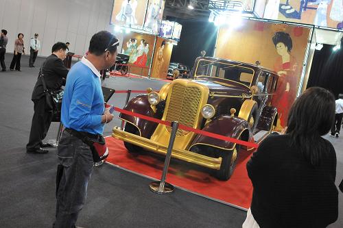 10月28日,觀眾在2011中國(guó)(澳門)國(guó)際汽車博覽會(huì)上參觀“老爺車”。 當(dāng)日,為期3天的2011中國(guó)(澳門)國(guó)際汽車博覽會(huì)在澳門威尼斯人度假村酒店揭幕。本次車展展出面積達(dá)5.1萬(wàn)平方米,共有來(lái)自10個(gè)國(guó)家和地區(qū)的360多家廠商參展,展出數(shù)百部國(guó)內(nèi)外車輛。 新華社記者張金加攝