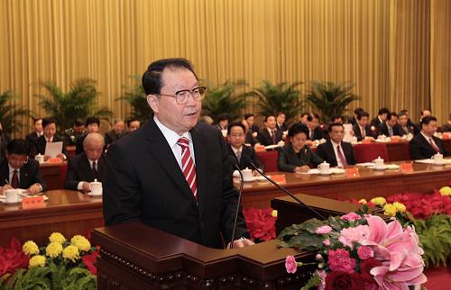 10月28日,中華全國新聞工作者協(xié)會(huì)第八屆理事會(huì)第一次會(huì)議在北京開幕。中共中央政治局常委李長春代表黨中央在開幕式上講話。中共中央政治局常委、中央書記處書記、國家副主席習(xí)近平,中共中央政治局常委、國務(wù)院副總理李克強(qiáng)出席會(huì)議。這是李長春在開幕式上發(fā)表講話。 新華社記者 龐興雷 攝