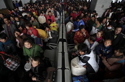 10月28日,在烏魯木齊火車站,農(nóng)民工在候車室等待乘車。 當(dāng)日,以拾花工為主的3200余名農(nóng)民工坐上首趟L150次(烏魯木齊到鄭州)臨時(shí)專列返鄉(xiāng)。今年新疆受氣候條件影響,南北疆棉花成熟期同步、采摘期同步,造成南北疆拾花工返程客流高度疊加。烏魯木齊鐵路局預(yù)計(jì)今年冬運(yùn)期(10月11日到12月31日)將發(fā)送拾花工45萬人,預(yù)計(jì)在11月5日至11月25日出現(xiàn)客流高峰。 新華社發(fā)(王申 攝)