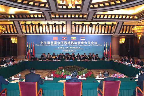 中老緬泰湄公河流域執(zhí)法安全合作會議在北京舉行 10月31日,為推動建立中老緬泰湄公河執(zhí)法安全合作機制,有效維護湄公河流域航運安全秩序,確保四國船舶和人員生命財產(chǎn)安全,中國在北京召開中老緬泰湄公河流域執(zhí)法安全合作會議,就湄公河流域執(zhí)法安全合作進行一系列雙邊和多邊的磋商,預期將就加強聯(lián)合巡邏執(zhí)法、聯(lián)合整治治安突出問題、聯(lián)合打擊跨國犯罪、共同應對突發(fā)事件等議題達成廣泛共識。 新華社記者 袁滿攝