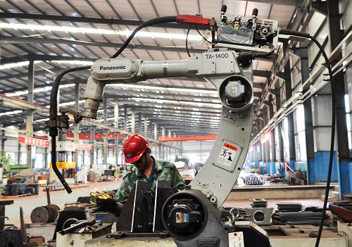 10月PMI再現(xiàn)回落報(bào)50.4% 經(jīng)濟(jì)增速或?qū)⒗^續(xù)降低 山東鄒平縣一家工廠設(shè)備車間的工人在用自動(dòng)焊接機(jī)作業(yè)(2011年10月24日攝)。 11月1日,中國物流與采購聯(lián)合會(huì)發(fā)布數(shù)據(jù)顯示,10月份中國制造業(yè)采購經(jīng)理指數(shù)PMI為50.4%,環(huán)比回落0.8個(gè)百分點(diǎn),這是該指數(shù)經(jīng)歷前兩月小幅回升后,再次轉(zhuǎn)為下跌,并創(chuàng)下2009年2月以來新低。中國物流與采購聯(lián)合會(huì)副會(huì)長蔡進(jìn)表示,當(dāng)前的PMI數(shù)據(jù)依然保持在50%以上,反映經(jīng)濟(jì)維持適度增長態(tài)勢,但已進(jìn)入趨勢性回調(diào)階段。四季度經(jīng)濟(jì)增速仍有繼續(xù)下調(diào)可能,四季度經(jīng)濟(jì)增長率可能降至8.9%的水平,全年經(jīng)濟(jì)增長將保持9.2%左右的水平。 新華社發(fā)(董乃德 攝)