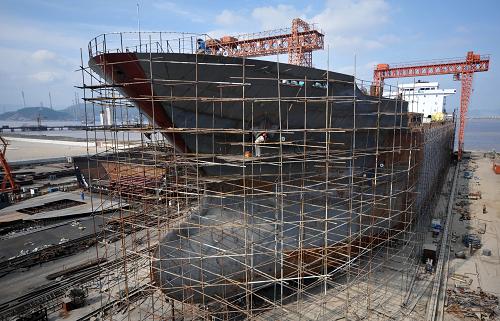 11月1日,一艘在建船舶停在浙江臺(tái)州市一家造船廠的船塢里。 當(dāng)日,中國物流與采購聯(lián)合會(huì)發(fā)布數(shù)據(jù)顯示,10月份中國制造業(yè)采購經(jīng)理指數(shù)PMI為50.4%,環(huán)比回落0.8個(gè)百分點(diǎn),這是該指數(shù)經(jīng)歷前兩月小幅回升后,再次轉(zhuǎn)為下跌,并創(chuàng)下2009年2月以來新低。中國物流與采購聯(lián)合會(huì)副會(huì)長蔡進(jìn)表示,當(dāng)前的PMI數(shù)據(jù)依然保持在50%以上,反映經(jīng)濟(jì)維持適度增長態(tài)勢,但已進(jìn)入趨勢性回調(diào)階段。四季度經(jīng)濟(jì)增速仍有繼續(xù)下調(diào)可能,四季度經(jīng)濟(jì)增長率可能降至8.9%的水平,全年經(jīng)濟(jì)增長將保持9.2%左右的水平。 新華社發(fā)(郟策 攝)
