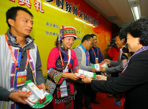 2011民族地區(qū)優(yōu)秀青年鄉(xiāng)村教師文體培訓(xùn)班在京開班 11月2日,主辦方工作人員向少數(shù)民族學(xué)員贈送體育用品。 當(dāng)日,2011民族地區(qū)優(yōu)秀青年鄉(xiāng)村教師文體培訓(xùn)班在北京開班。此次培訓(xùn)班是中國紅十字基金會在助學(xué)領(lǐng)域開展的重要公益項目。來自內(nèi)蒙古、廣西、貴州、云南、西藏、甘肅、青海、寧夏、新疆等9省區(qū)工作一線的120名優(yōu)秀青年鄉(xiāng)村教師將在為期兩周的時間內(nèi)接受體育、美術(shù)、書法、音樂、朗誦、紅十字知識和民族教育等培訓(xùn)。 新華社記者汪永基攝