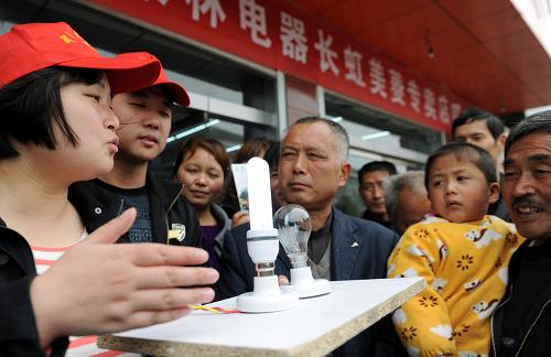 逐步淘汰白熾燈 大力推廣節(jié)能燈 在安徽省肥西縣嚴(yán)店鄉(xiāng)的家電下鄉(xiāng)銷售網(wǎng)點(diǎn)內(nèi),肥西供電公司的志愿者王麗娜(左一)在給居民講解節(jié)能燈的基本知識(shí)(2011年4月22日攝)。 11月4日,國(guó)家發(fā)展和改革委員會(huì)等部門公布按功率大小逐步淘汰白熾燈路線圖,并決定自明年10月1日起禁止進(jìn)口和銷售100瓦以上普通照明白熾燈。這為大力推廣節(jié)能燈提供了前所未有的機(jī)遇。 新華社記者郭晨攝