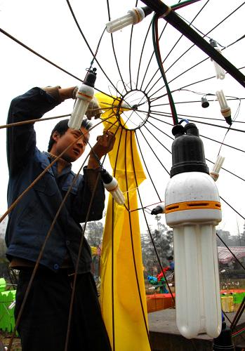 工作人員在為安上節(jié)能燈的彩燈布置裝飾物(2007年2月6日攝)。 11月4日,國(guó)家發(fā)展和改革委員會(huì)等部門公布按功率大小逐步淘汰白熾燈路線圖,并決定自明年10月1日起禁止進(jìn)口和銷售100瓦以上普通照明白熾燈。這為大力推廣節(jié)能燈提供了前所未有的機(jī)遇。 新華社記者陳?ài)茢z