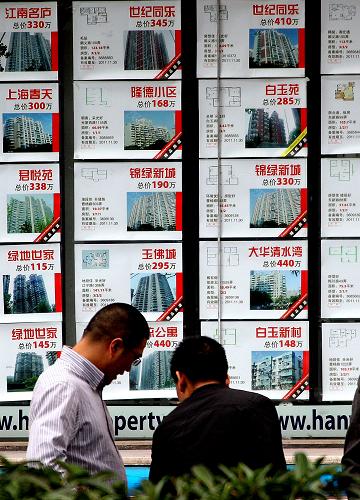 上海二手房指數(shù)13個月來首跌 11月4日,市民在上海市江蘇路上的房屋中介所前查看二手房信息。 上海二手房指數(shù)辦公室11月3日發(fā)布的報告顯示,2011年10月,上海二手房指數(shù)為2597點(diǎn),較上月下降3點(diǎn),這是上海二手房指數(shù)自去年9月以來首次下降。 經(jīng)統(tǒng)計(jì),上海新興中心城區(qū)10月二手房價格首現(xiàn)下跌,下跌0.18%,多個外圍新盤出現(xiàn)大幅優(yōu)惠。隨著上海一手房打折促銷的蔓延,二手房價已開始進(jìn)一步顯現(xiàn)松動跡象。 新華社記者 陳飛 攝