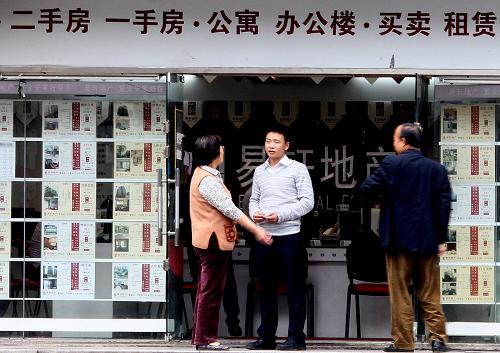 11月4日,市民在上海市江蘇路上的房屋中介所前查看二手房信息。 上海二手房指數(shù)辦公室11月3日發(fā)布的報告顯示,2011年10月,上海二手房指數(shù)為2597點(diǎn),較上月下降3點(diǎn),這是上海二手房指數(shù)自去年9月以來首次下降。 經(jīng)統(tǒng)計(jì),上海新興中心城區(qū)10月二手房價格首現(xiàn)下跌,下跌0.18%,多個外圍新盤出現(xiàn)大幅優(yōu)惠。隨著上海一手房打折促銷的蔓延,二手房價已開始進(jìn)一步顯現(xiàn)松動跡象。 新華社記者 陳飛 攝