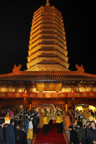 11月6日凌晨,工作人員將佛牙舍利抬出佛牙舍利塔。 當(dāng)日,北京西山靈光寺舉行佛牙舍利赴緬甸供奉啟程法會(huì)。據(jù)悉,這是佛牙舍利繼1955年、1994年和1996年之后第四次赴緬甸巡禮,將于11月6日至12月24日在緬甸內(nèi)比都、仰光、曼德勒三個(gè)城市供奉48天。 新華社記者 金立旺攝