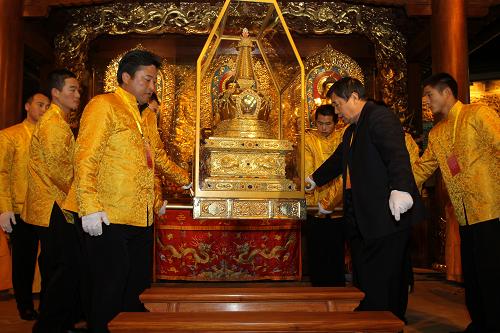 11月6日凌晨,工作人員抬起佛牙舍利啟程。 當(dāng)日,北京西山靈光寺舉行佛牙舍利赴緬甸供奉啟程法會(huì)。據(jù)悉,這是佛牙舍利繼1955年、1994年和1996年之后第四次赴緬甸巡禮,將于11月6日至12月24日在緬甸內(nèi)比都、仰光、曼德勒三個(gè)城市供奉48天。 新華社記者 金立旺攝
