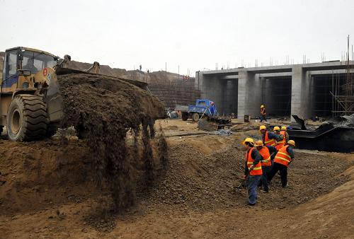 工人在河北鹿泉市境內(nèi)的邯石段工地施工(11月3日攝)。 南水北調(diào)邯石段工程是南水北調(diào)中線一期工程的重要組成部分,擔(dān)負(fù)著南水北調(diào)中線一期工程貫通后向北京、天津和河北的輸水任務(wù)。據(jù)介紹,該工程起自河北省與河南省交界處的漳河北岸,終點(diǎn)為石家莊市新華區(qū)古運(yùn)河南,全長238公里。邯石段自2010年4月份開工建設(shè),總工期預(yù)計(jì)30至36個(gè)月。目前主體工程量已經(jīng)完成過半,配套工程與主體工程同步全面展開。 新華社記者 魯鵬 攝