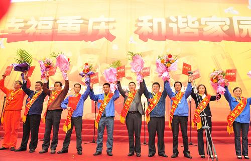 11月6日,10名重慶市第六屆“十佳”農(nóng)民工向臺下的農(nóng)民工兄弟們揮手致意。新華社記者 劉潺 攝