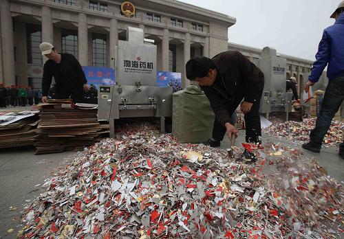11月6日,假冒包裝盒在銷毀現(xiàn)場被銷毀。當日,全國公安機關“決戰(zhàn)‘亮劍’行動假冒偽劣商品集中銷毀活動”在天津正式啟動,一大批在此次活動中查獲的假冒偽劣商品被集中銷毀,集中銷毀活動在全國182個城市同步開展。新華社發(fā)(李方宇 攝)