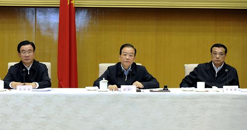 11月14日,國務(wù)院召開深入推進(jìn)行政審批制度改革工作電視電話會議。中共中央政治局常委、國務(wù)院總理溫家寶出席會議并發(fā)表重要講話;中共中央政治局常委、國務(wù)院副總理李克強(qiáng)主持會議;中共中央政治局常委、中央紀(jì)委書記賀國強(qiáng)應(yīng)邀出席會議。