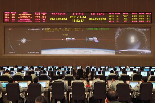 11月14日,神舟八號飛船與天宮一號第二次對接成功。這是北京航天飛行控制中心內(nèi)的畫面(11月14日攝)。