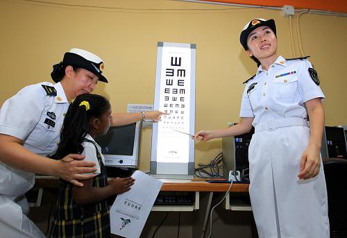 11月11日,醫(yī)護(hù)人員在特立尼達(dá)和多巴哥的西班牙港市圣·安奎斯汀小學(xué)為孩子們進(jìn)行眼科健康檢查。當(dāng)?shù)貢r(shí)間11月14日,“和平方舟”號(hào)醫(yī)院船圓滿完成在特立尼達(dá)和多巴哥醫(yī)療服務(wù)任務(wù)。“和平方舟”號(hào)醫(yī)院船在特立尼達(dá)和多巴哥期間,開展了多層次、全方位的醫(yī)療服務(wù),先后派出醫(yī)療分隊(duì)攜帶藥品器材,赴圣·詹姆斯健康中心、多巴哥島斯卡伯勒醫(yī)療中心、特立尼達(dá)和多巴哥國(guó)防軍特特羅軍營(yíng),為當(dāng)?shù)剀娒襁M(jìn)行醫(yī)療診治1175人次。依托醫(yī)院船主平臺(tái)為當(dāng)?shù)孛癖娺M(jìn)行門診診治1794人次,開展CT、DR心電圖等各類輔助檢查1600人次,并派出專家技術(shù)指導(dǎo)組對(duì)疑難重癥患者診治,成功完成了白內(nèi)障、腹腔鏡膽囊切除等各類手術(shù)33例,接收住院病人32人。還首次運(yùn)用低溫等離子射頻技術(shù)為特國(guó)防軍官兵實(shí)施2例耳鼻喉科手術(shù),實(shí)施了首例腹腔鏡膽囊切除術(shù)。以國(guó)際“南丁格爾”獎(jiǎng)?wù)芦@得者王文珍名字命名的“王文珍健康服務(wù)和文化聯(lián)誼分隊(duì)”為當(dāng)?shù)匦W(xué)生進(jìn)行口腔、眼科等健康體檢217人次,開展健康宣教和文化聯(lián)誼749人次,并贈(zèng)送了文體用品。中國(guó)海軍“白衣天使”們熱情優(yōu)質(zhì)的醫(yī)療服務(wù),贏得了特立尼達(dá)和多巴哥軍政官員和廣大民眾的高度稱贊。