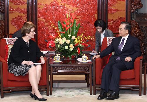11月15日,國務(wù)院總理溫家寶在北京中南海紫光閣會見參加2011年中國環(huán)境與發(fā)展國際合作委員會年會的外方委員和代表。新華社記者 龐興雷 攝