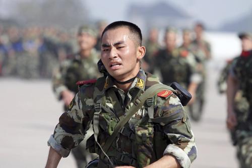 11月15日,武警浙江總隊直屬支隊組織預(yù)選初級士官的武警戰(zhàn)士進行5公里武裝越野考核。當日,武警浙江總隊直屬支隊進行2011年度士官選拔考核,該支隊120余名戰(zhàn)士競選初級士官崗位。浙江武警公開考核選拔士官已陸續(xù)在省內(nèi)各部隊展開。