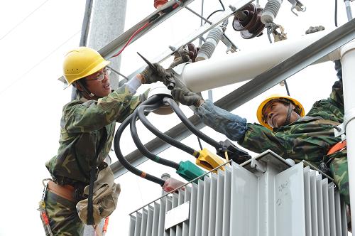 11月16日,福建省武夷山供電公司職工在農(nóng)村電網(wǎng)升級改造工地安裝變壓器。武夷山市從2010年底啟動新一輪農(nóng)網(wǎng)改造升級工程。2011年共下達(dá)農(nóng)配網(wǎng)資金3682萬元,共61個項目,截至日前,已完工42個,所有項目將在年底竣工。“十二五”期間,武夷山計劃投資新一輪農(nóng)網(wǎng)升級改造資金5.8億元,通過五年的農(nóng)網(wǎng)升級改造,武夷山配網(wǎng)將形成網(wǎng)架清晰、鄉(xiāng)鎮(zhèn)線路互聯(lián)、供電半徑合理、節(jié)能環(huán)保、供電可靠性高、抗災(zāi)能力達(dá)到設(shè)防標(biāo)準(zhǔn)要求的農(nóng)村電網(wǎng)。