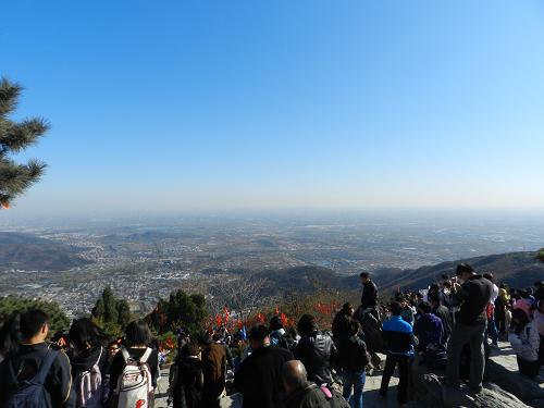11月13日,游客在北京香山俯瞰市區(qū)。11月16日,環(huán)保部有關(guān)負(fù)責(zé)人表示,《環(huán)境空氣質(zhì)量標(biāo)準(zhǔn)》向全社會(huì)第二次公開征求意見。二次征求意見稿的最大調(diào)整是將PM2.5、臭氧(8小時(shí)濃度)納入常規(guī)空氣質(zhì)量評(píng)價(jià),并收緊了PM10、氮氧化物等標(biāo)準(zhǔn)限值,提高了監(jiān)測數(shù)據(jù)統(tǒng)計(jì)有效性要求。PM2.5指直徑小于等于2.5微米的顆粒物,是造成灰霾天氣的“元兇”之一。這是我國首次制定PM2.5的國家環(huán)境質(zhì)量標(biāo)準(zhǔn)。
