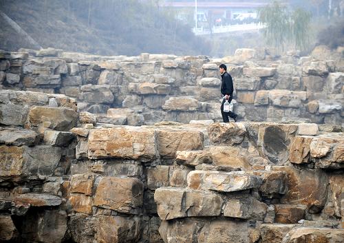 一位太原市民拎著灌好的山泉水走在萬柏林生態(tài)園里(11月11日攝)。深秋時(shí)節(jié),漫步在山西省太原市的萬柏林生態(tài)園,紅葉遍地,草木蔥蘢,不時(shí)有三五成群的人們嬉笑走過。生活在附近的居民正逐漸淡忘,腳下的這片土地,曾經(jīng)是一片荒草叢生、垃圾遍地的煤礦采空區(qū)。萬柏林生態(tài)園位于太原西山山麓,占地一萬四千余畝,其中,采空區(qū)面積達(dá)到60%。多年來,由于私挖濫采等原因,這里的生態(tài)環(huán)境遭到嚴(yán)重破壞:80%以上的植被枯死,十多條山間小溪斷流,附近多個(gè)村莊的近20眼水井完全枯竭。自2008年起,太原市萬柏林區(qū)開始對(duì)此環(huán)境亂象和污染頑疾進(jìn)行綜合整治,投資1.7億元,啟動(dòng)了集植樹造林、道路建設(shè)、景觀設(shè)置、休閑旅游為一體的生態(tài)園建設(shè)。經(jīng)過三年努力,一座綜合性生態(tài)山地公園初具規(guī)模。