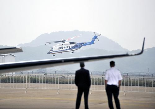 11月17日,一架搭載嘉賓進(jìn)行體驗(yàn)飛行的直升機(jī)剛剛起飛。當(dāng)日,2011中國(guó)通用航空產(chǎn)業(yè)論壇暨中國(guó)通航發(fā)展六十年系列活動(dòng)在廣東珠海航展中心開幕。本次論壇暨系列活動(dòng)以通用航空論壇為主,結(jié)合參觀、宣傳推介、商務(wù)交流、體驗(yàn)飛行等立體化、多元化形式,解讀各類通航話題,把脈中國(guó)通用航空市場(chǎng)的發(fā)展前景和趨勢(shì),為通用航空業(yè)界提供一個(gè)交流、合作、展示、體驗(yàn)的專業(yè)平臺(tái)。