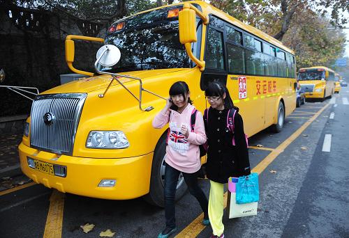 11月18日,在青島市實(shí)驗(yàn)小學(xué)門(mén)口,幾輛俗稱(chēng)“大鼻子”的國(guó)際標(biāo)準(zhǔn)專(zhuān)業(yè)校車(chē)在等候?qū)W生放學(xué)。當(dāng)日,青島市教育局會(huì)同安全監(jiān)管部門(mén)開(kāi)始對(duì)全市登記、備案的各類(lèi)校車(chē)進(jìn)行全面排查整治,對(duì)不符合安全要求的校車(chē)立即停運(yùn),堅(jiān)決查處使用非法改裝、拼裝以及不符合標(biāo)準(zhǔn)的車(chē)輛接送學(xué)生,并且還將統(tǒng)一規(guī)范校車(chē)外觀標(biāo)識(shí)和校車(chē)標(biāo)牌的設(shè)置。目前,青島市共有備案校車(chē)1216輛。