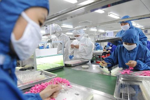 駝人集團(tuán)的員工在一條流水線上加工麻醉產(chǎn)品(11月17日攝)。位于河南省垣縣孟崗鄉(xiāng)葦園村的駝人集團(tuán)是由殘疾人王國勝創(chuàng)辦的,前身是村里的一家醫(yī)療器材加工廠,目前已成為國內(nèi)以生產(chǎn)研發(fā)麻醉產(chǎn)品為主的大型企業(yè),麻醉包和鎮(zhèn)痛泵銷量居全國首位。在企業(yè)不斷發(fā)展的同時(shí),駝人集團(tuán)安置了當(dāng)?shù)?000多人就業(yè),其中包括殘疾人300多名。