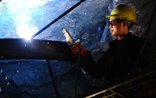 11月22日,中鐵十局西北公司一名工人在西久公路拉脊山隧道內(nèi)進(jìn)行焊接作業(yè)。 冬日里,在位于青海省海南藏族自治州貴德縣境內(nèi)的西久公路拉脊山隧道工程現(xiàn)場,施工人員冒著嚴(yán)寒抓緊施工。據(jù)了解,西久公路拉脊山隧道全長10.023公里,平均海拔3500米以上,是國內(nèi)首條高海拔特長公路隧道,整個工程預(yù)計在2012年完工。拉脊山隧道的建成開通將進(jìn)一步推動海南藏族自治州和果洛藏族自治州兩地的經(jīng)濟(jì)和社會發(fā)展。 新華社記者 張宏祥 攝