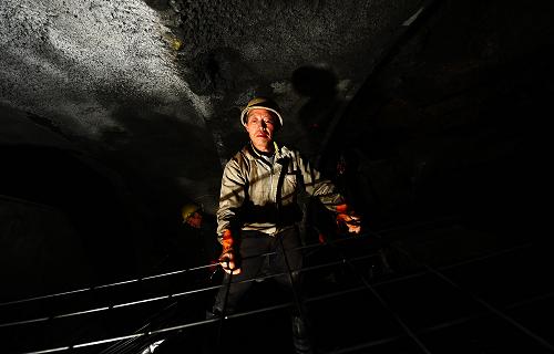 11月22日,中鐵十局西北公司一名工人在西久公路拉脊山隧道內(nèi)施工。 冬日里,在位于青海省海南藏族自治州貴德縣境內(nèi)的西久公路拉脊山隧道工程現(xiàn)場,施工人員冒著嚴(yán)寒抓緊施工。據(jù)了解,西久公路拉脊山隧道全長10.023公里,平均海拔3500米以上,是國內(nèi)首條高海拔特長公路隧道,整個工程預(yù)計在2012年完工。拉脊山隧道的建成開通將進(jìn)一步推動海南藏族自治州和果洛藏族自治州兩地的經(jīng)濟(jì)和社會發(fā)展。 新華社記者 張宏祥 攝
