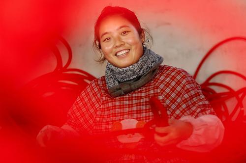 11月24日,在山東省郯城縣紅花鄉(xiāng)軒然工藝品廠,蔡珊瑚在制作中國(guó)結(jié)。山東省郯城縣紅花鄉(xiāng)依托傳統(tǒng)“中國(guó)結(jié)”這一農(nóng)村文化載體,以“企業(yè)+農(nóng)戶”模式,大力發(fā)展 “中國(guó)結(jié)”工藝產(chǎn)品,建成了“中國(guó)結(jié)”生產(chǎn)加工基地,為當(dāng)?shù)卦显鍪罩赂坏?#8220;金腰帶”。目前,該鄉(xiāng)已形成“中國(guó)結(jié)”生產(chǎn)專(zhuān)業(yè)村15個(gè),4家大型中國(guó)結(jié)工藝品廠,輻射帶動(dòng)從業(yè)人員達(dá)2萬(wàn)余人,人均日增加收入達(dá)30元,紅紅火火的中國(guó)結(jié)已成為紅花鄉(xiāng)重要的支柱產(chǎn)業(yè)和農(nóng)民增收的主渠道。新華社記者 郭緒雷 攝