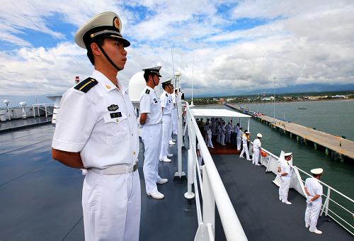 11月23日,“和平方舟”號(hào)醫(yī)院船駛抵哥斯達(dá)黎加蓬塔雷納斯港。 當(dāng)?shù)貢r(shí)間11月23日,執(zhí)行“和諧使命-2011”任務(wù)的中國(guó)海軍“和平方舟”號(hào)醫(yī)院船抵達(dá)哥斯達(dá)黎加蓬塔雷納斯港,開(kāi)始為期7天的友好訪問(wèn),并開(kāi)展聯(lián)合醫(yī)療行動(dòng)。這是自中華人民共和國(guó)與哥斯達(dá)黎加2007年6月建交以來(lái),兩國(guó)防務(wù)力量間首次進(jìn)行交流活動(dòng),也是“和平方舟”此次出訪的最后一站。 新華社記者查春明攝
