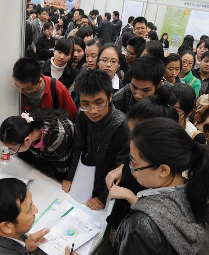 11月25日拍攝的招聘會(huì)現(xiàn)場(chǎng)。 當(dāng)日,“重慶市2012屆普通高校畢業(yè)生就業(yè)雙選活動(dòng)”醫(yī)藥衛(wèi)生專(zhuān)場(chǎng)招聘會(huì)在陳家坪展覽中心舉行。來(lái)自重慶市內(nèi)外的200余家用人單位提供了近萬(wàn)個(gè)崗位,吸引了大批求職者前來(lái)應(yīng)聘。據(jù)悉,2012年重慶市高校畢業(yè)生將達(dá)50萬(wàn)。從2011年11月至2012年4月,重慶市將陸續(xù)開(kāi)展市級(jí)雙選、專(zhuān)場(chǎng)招聘、網(wǎng)絡(luò)招聘、校園招聘等多種招聘活動(dòng)50余場(chǎng),力促畢業(yè)生就業(yè)。 新華社記者 李健 攝