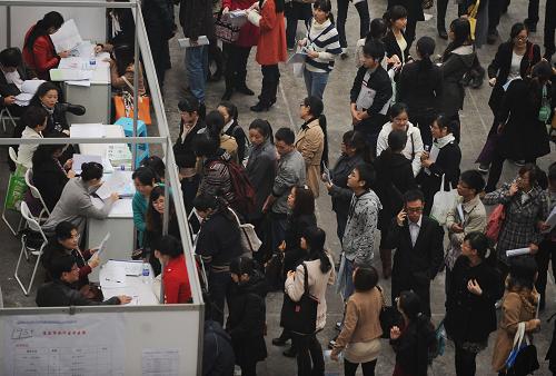 11月25日拍攝的招聘會(huì)現(xiàn)場(chǎng)。 當(dāng)日,“重慶市2012屆普通高校畢業(yè)生就業(yè)雙選活動(dòng)”醫(yī)藥衛(wèi)生專(zhuān)場(chǎng)招聘會(huì)在陳家坪展覽中心舉行。來(lái)自重慶市內(nèi)外的200余家用人單位提供了近萬(wàn)個(gè)崗位,吸引了大批求職者前來(lái)應(yīng)聘。據(jù)悉,2012年重慶市高校畢業(yè)生將達(dá)50萬(wàn)。從2011年11月至2012年4月,重慶市將陸續(xù)開(kāi)展市級(jí)雙選、專(zhuān)場(chǎng)招聘、網(wǎng)絡(luò)招聘、校園招聘等多種招聘活動(dòng)50余場(chǎng),力促畢業(yè)生就業(yè)。 新華社記者 李健 攝