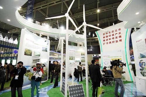 11月25日,觀眾在江蘇鹽城主題展區(qū)觀看風(fēng)電展示。 當日,2011中國(南京)環(huán)保產(chǎn)業(yè)博覽會在南京國際博覽中心舉行。本次博覽會共有238家中外環(huán)保企業(yè)參展,集中展示了國內(nèi)外環(huán)境保護領(lǐng)域的各項技術(shù)、設(shè)備和服務(wù)業(yè)成果,包括水污染控制、空氣污染防治、噪聲控制與治理、廢棄物處理與綜合應(yīng)用、環(huán)境監(jiān)測、環(huán)境服務(wù)等六大專題。同時,展會期間還將舉辦重金屬污染防治、大氣污染防治、固體廢棄物處理與資源化綜合利用等內(nèi)容的專題研討會。 新華社發(fā)(沈鵬攝)