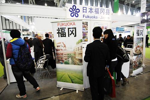 11月25日,觀眾在日本福岡環(huán)保技術(shù)展示區(qū)咨詢參觀。 當日,2011中國(南京)環(huán)保產(chǎn)業(yè)博覽會在南京國際博覽中心舉行。本次博覽會共有238家中外環(huán)保企業(yè)參展,集中展示了國內(nèi)外環(huán)境保護領(lǐng)域的各項技術(shù)、設(shè)備和服務(wù)業(yè)成果,包括水污染控制、空氣污染防治、噪聲控制與治理、廢棄物處理與綜合應(yīng)用、環(huán)境監(jiān)測、環(huán)境服務(wù)等六大專題。同時,展會期間還將舉辦重金屬污染防治、大氣污染防治、固體廢棄物處理與資源化綜合利用等內(nèi)容的專題研討會。 新華社發(fā)(沈鵬攝)