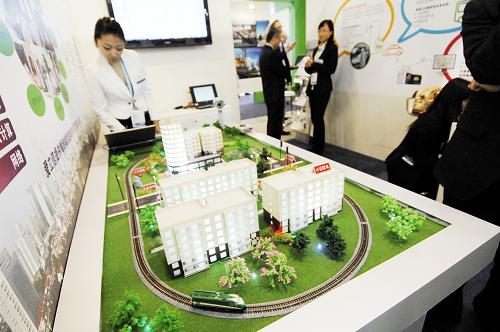 11月25日,瑞典展區(qū)工作人員在向觀眾演示利用物聯(lián)網(wǎng)技術(shù)建設(shè)低碳環(huán)保城市的系統(tǒng)模型。 當日,2011中國(南京)環(huán)保產(chǎn)業(yè)博覽會在南京國際博覽中心舉行。本次博覽會共有238家中外環(huán)保企業(yè)參展,集中展示了國內(nèi)外環(huán)境保護領(lǐng)域的各項技術(shù)、設(shè)備和服務(wù)業(yè)成果,包括水污染控制、空氣污染防治、噪聲控制與治理、廢棄物處理與綜合應(yīng)用、環(huán)境監(jiān)測、環(huán)境服務(wù)等六大專題。同時,展會期間還將舉辦重金屬污染防治、大氣污染防治、固體廢棄物處理與資源化綜合利用等內(nèi)容的專題研討會。 新華社發(fā)(沈鵬攝)